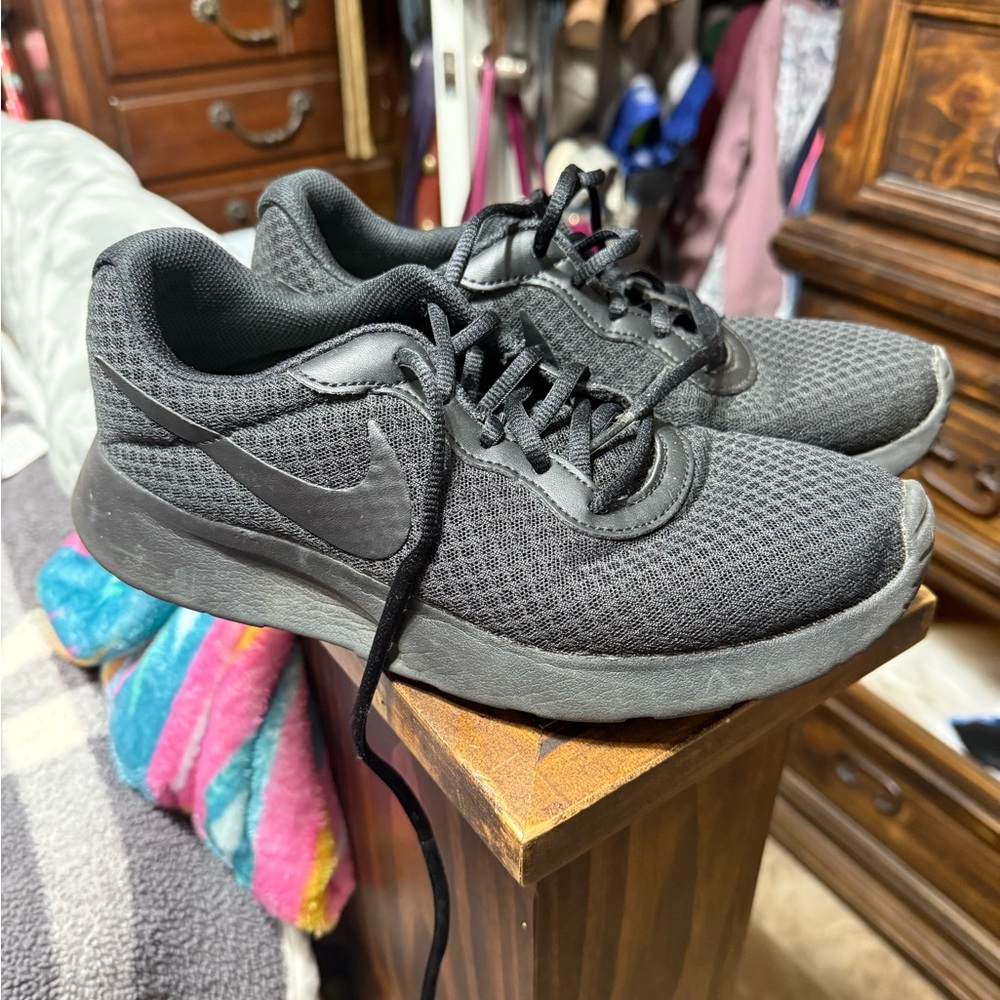 Nike women’s  Black Mesh Sneakers